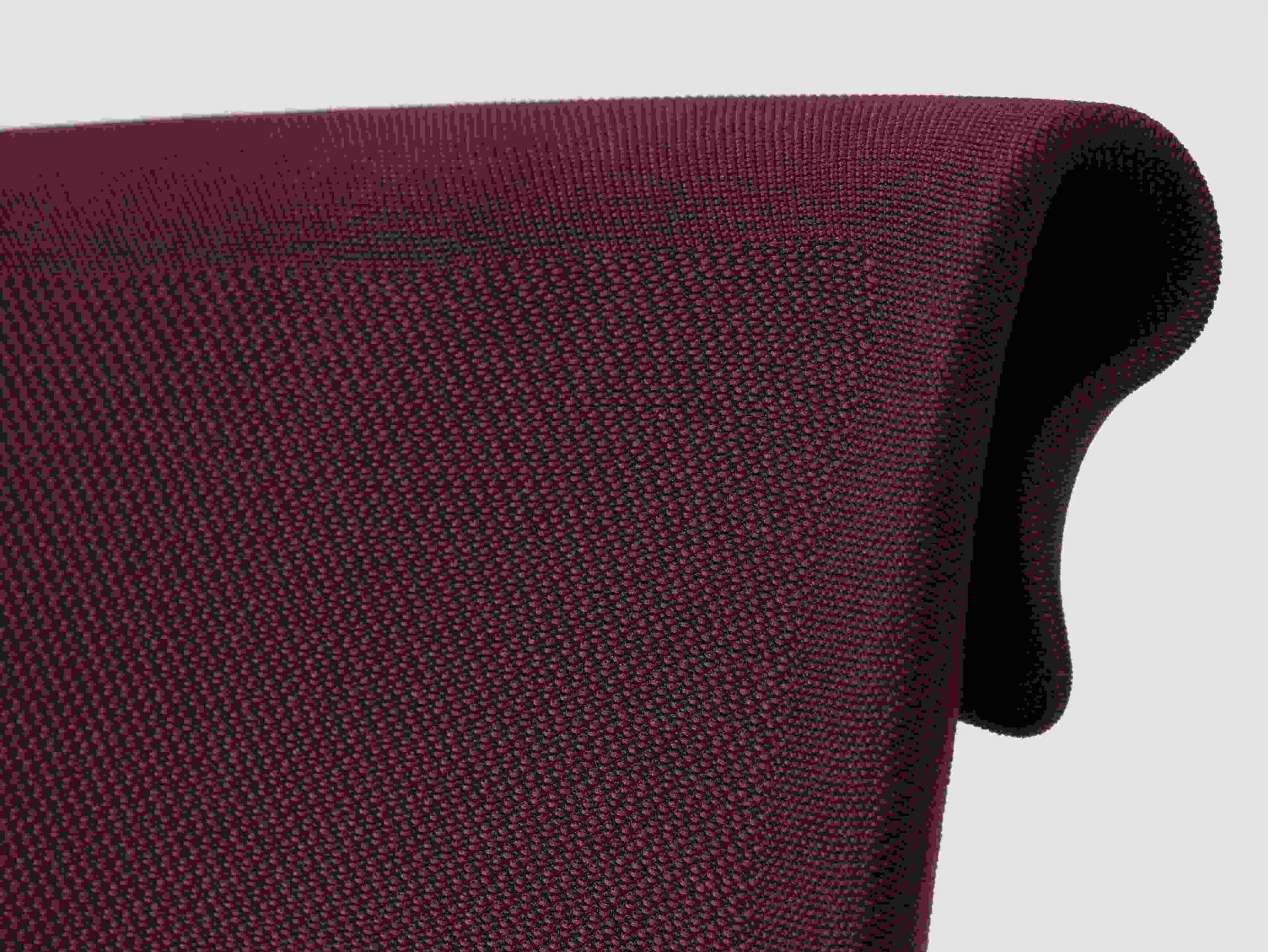 Detailaufnahme des burgunderroten Vitra ID Cloud Bürodrehstuhls mit atmungsaktivem, gepolstertem Stoffbezug für ergonomisches Sitzen.
