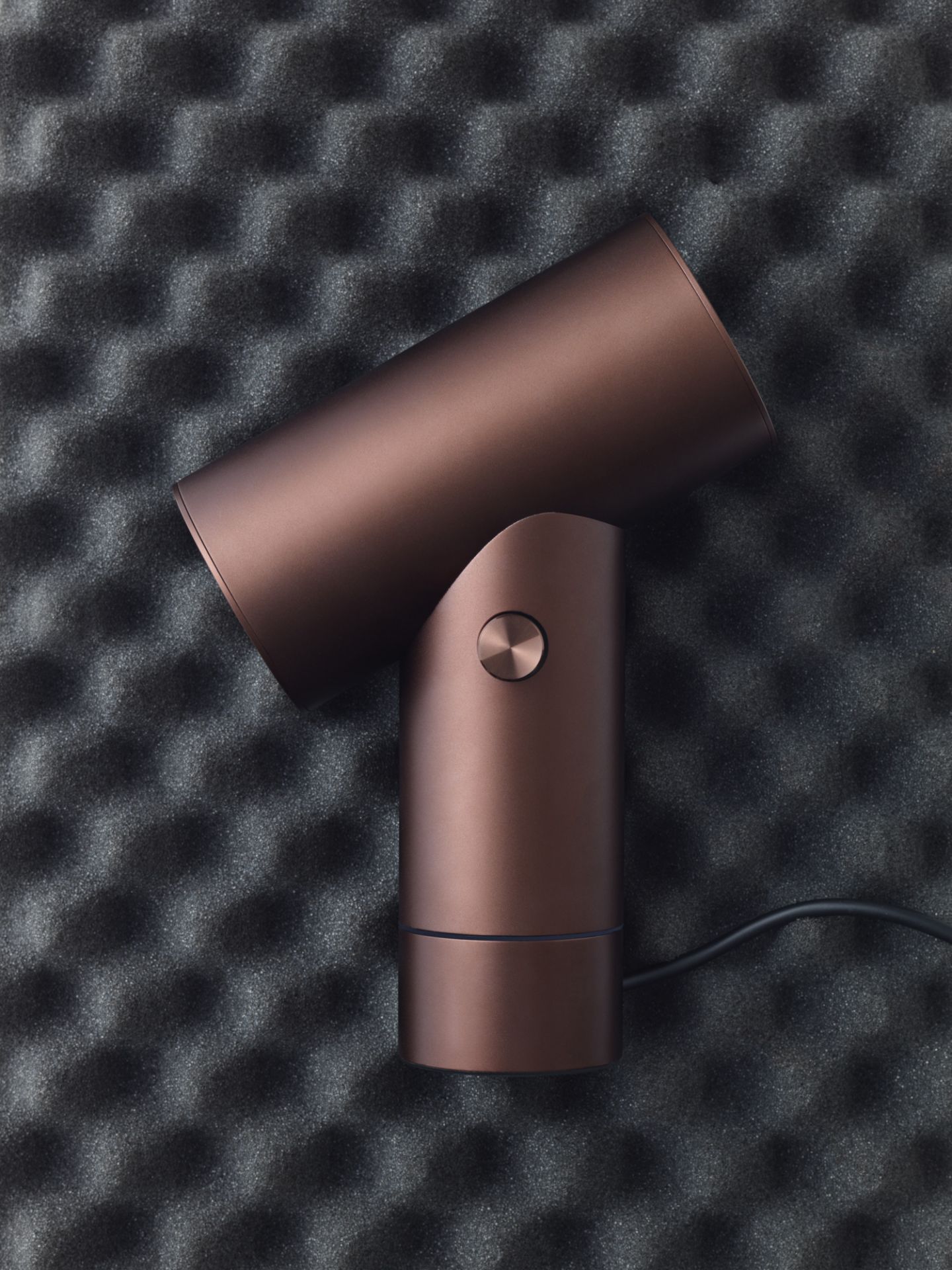 Nahaufnahme der modernen Beam Lamp Tischleuchte von Muuto aus gebürstetem Aluminium.