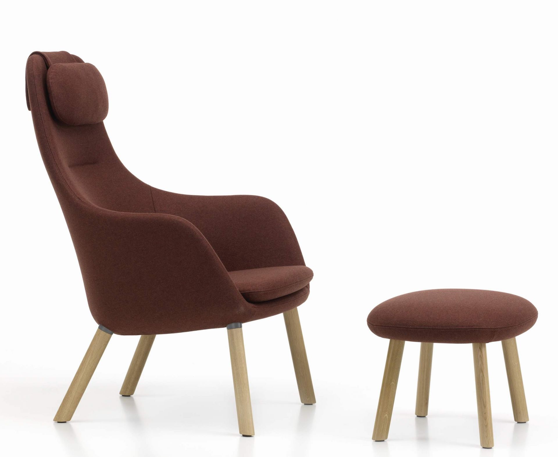 Vitra Hal Lounge Chair Sessel in Braun mit Ottoman Hocker und Holzbeinen.