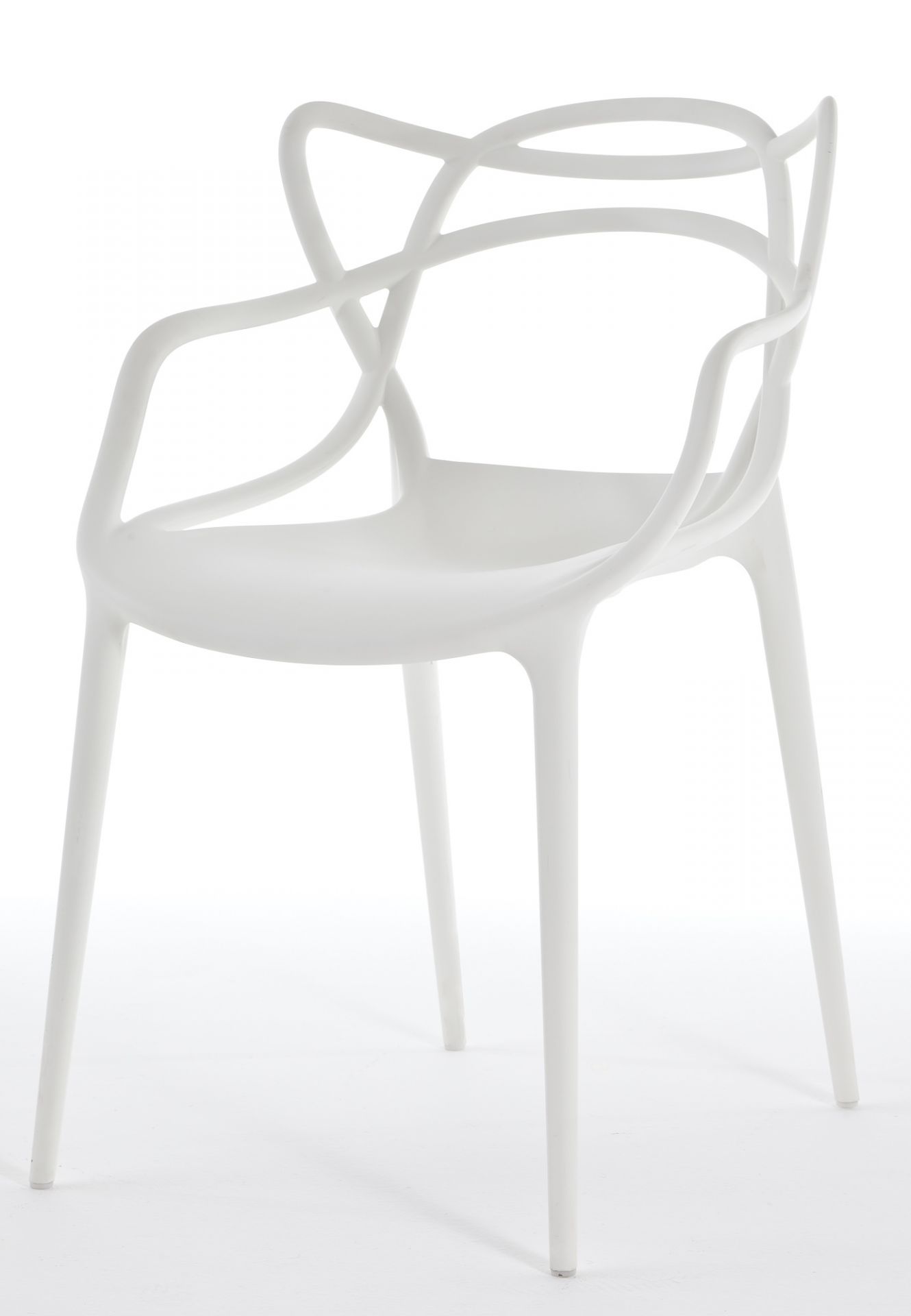 Weißer Masters Stuhl von Kartell, ein moderner Designstuhl mit geschwungenen Linien und Armlehnen.