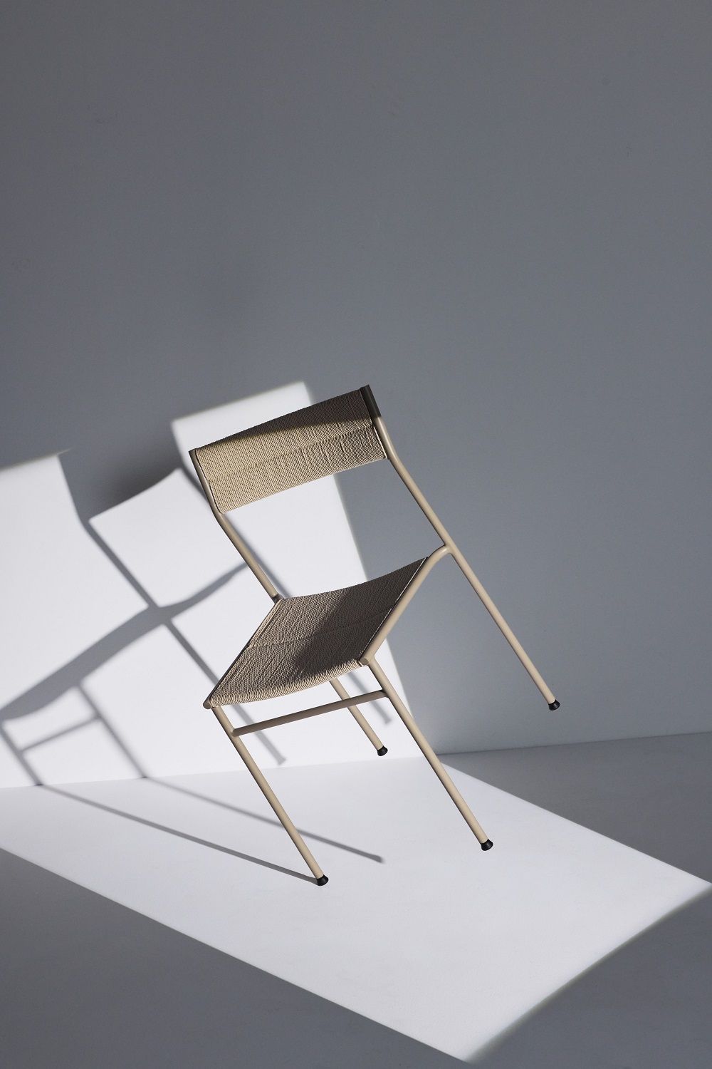 Vev Dining Chair Stuhl Northern, beiger Esszimmerstuhl mit geflochtener Sitzfläche und Rückenlehne im minimalistischen Design.