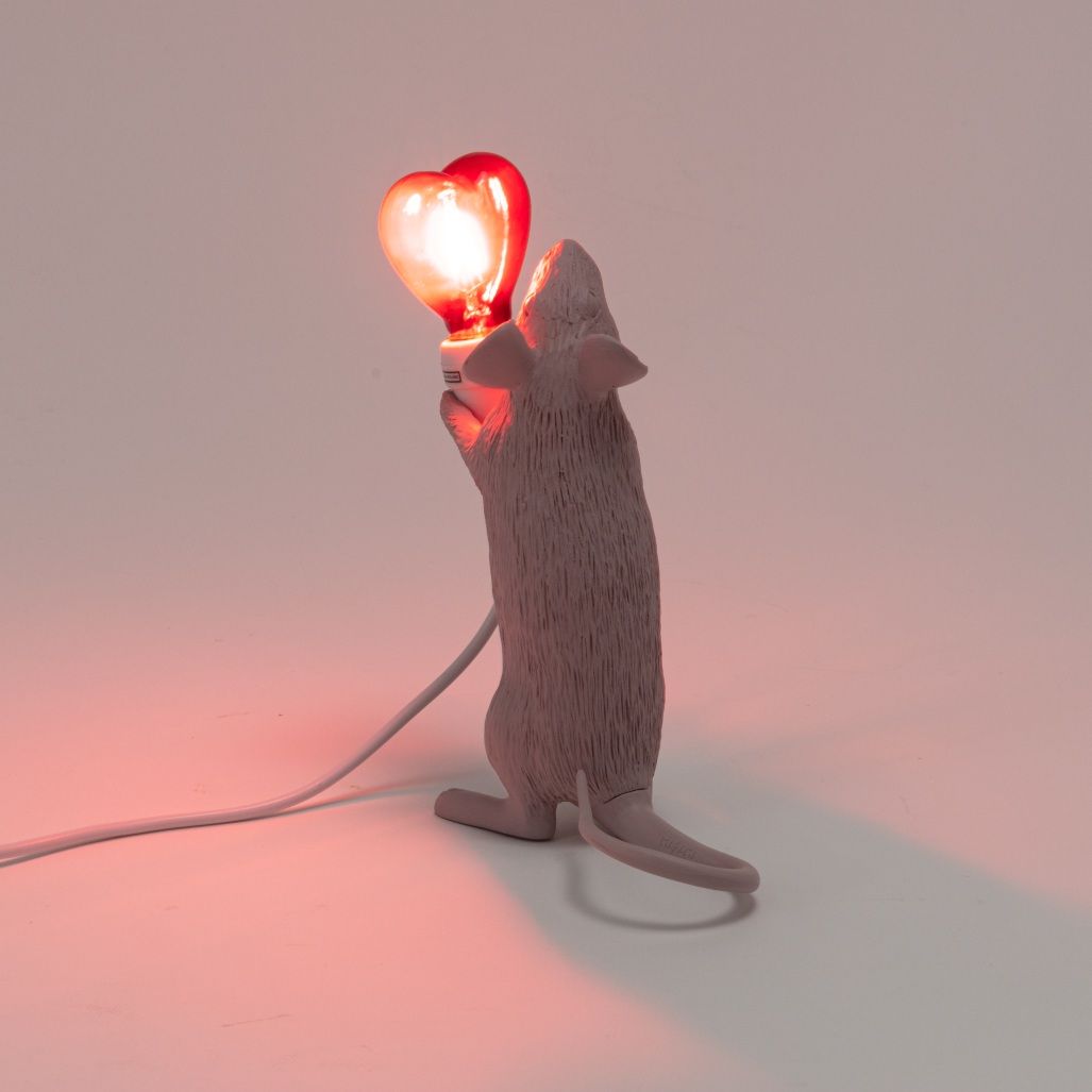 Seletti Mouse Lamp Step Love Edition: Stehende Maus-Tischleuchte mit roter Herz-Glühbirne.