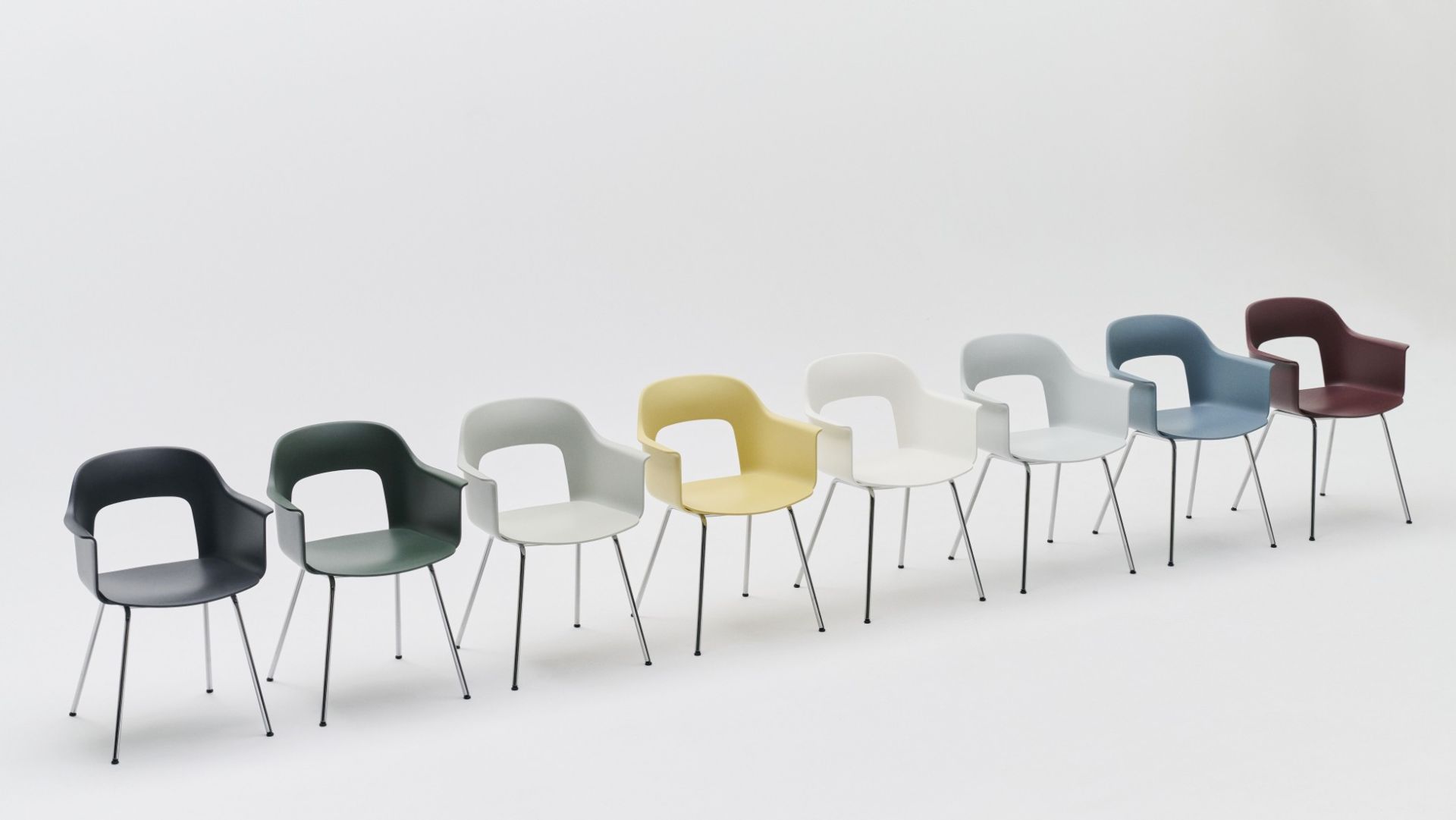 Reihe von Hay Layout Armchair 211 Armlehnstühlen in verschiedenen Farben auf weißem Hintergrund, modernes Design.