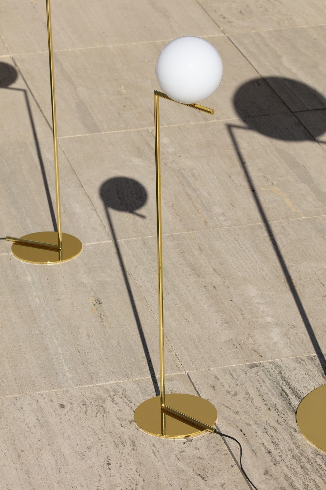 Nahaufnahme der Flos IC F1 Stehleuchte in 24K Gold Limited Edition mit weißem Opalglas-Diffusor.