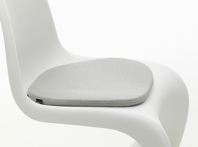 Vitra Soft Seats Sitzkissen Indoor/Outdoor Typ A Cosy 2 Pebble grey auf einem weißen Stuhl.