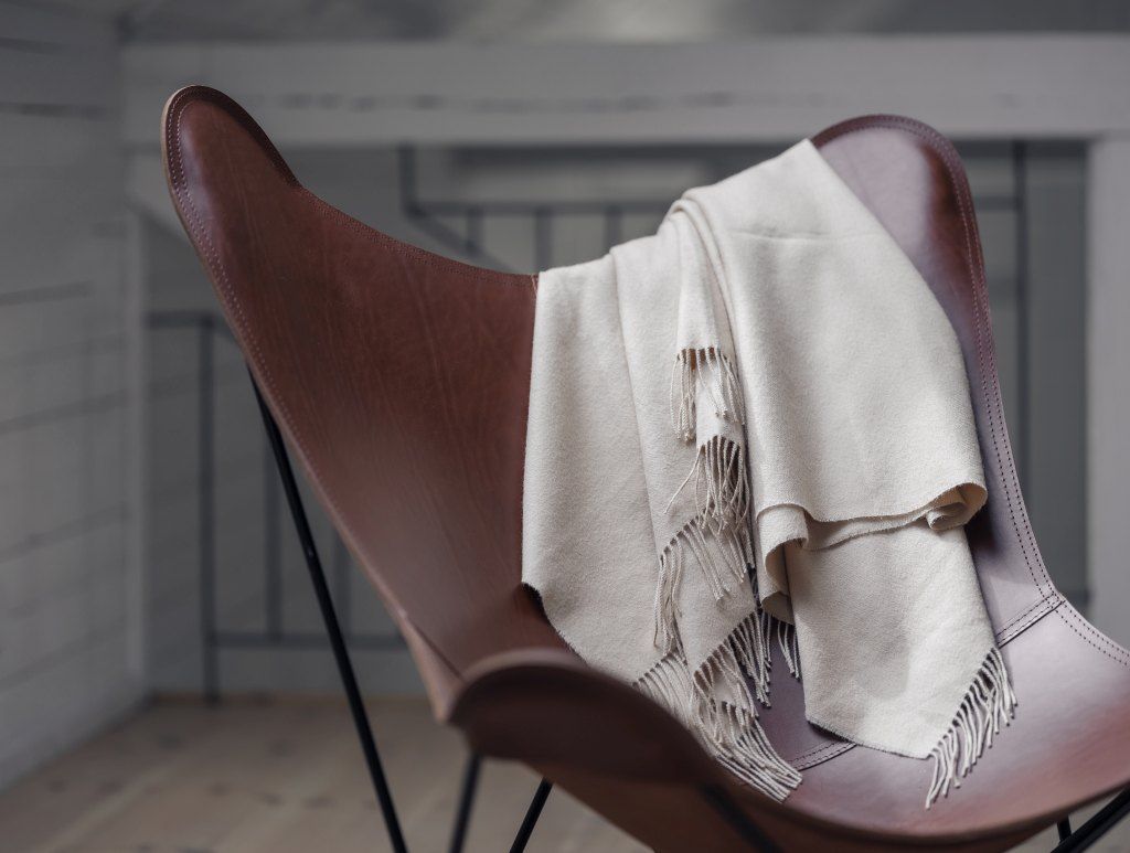 Nahaufnahme des Pampa Mariposa Butterfly Chair Sessels aus Leder mit Decke.
