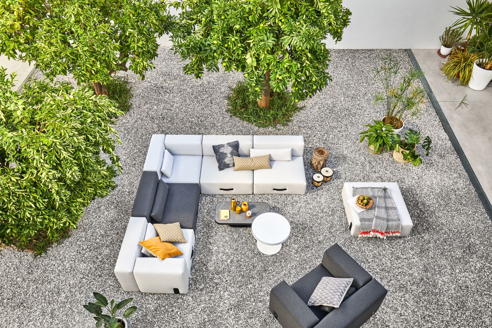 Miami Outdoor Sofa Lounger Taupe Conmoto, modulare Gartenmöbel und Lounge-Bereich im Außenbereich.