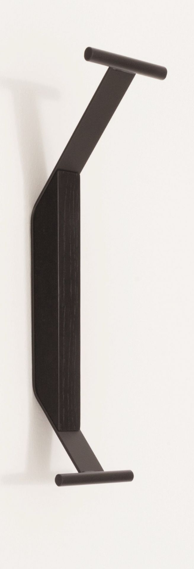 Nahaufnahme des REB 014 Kaari Wandhakens von Artek in Schwarz, moderne Wandgarderobe.
