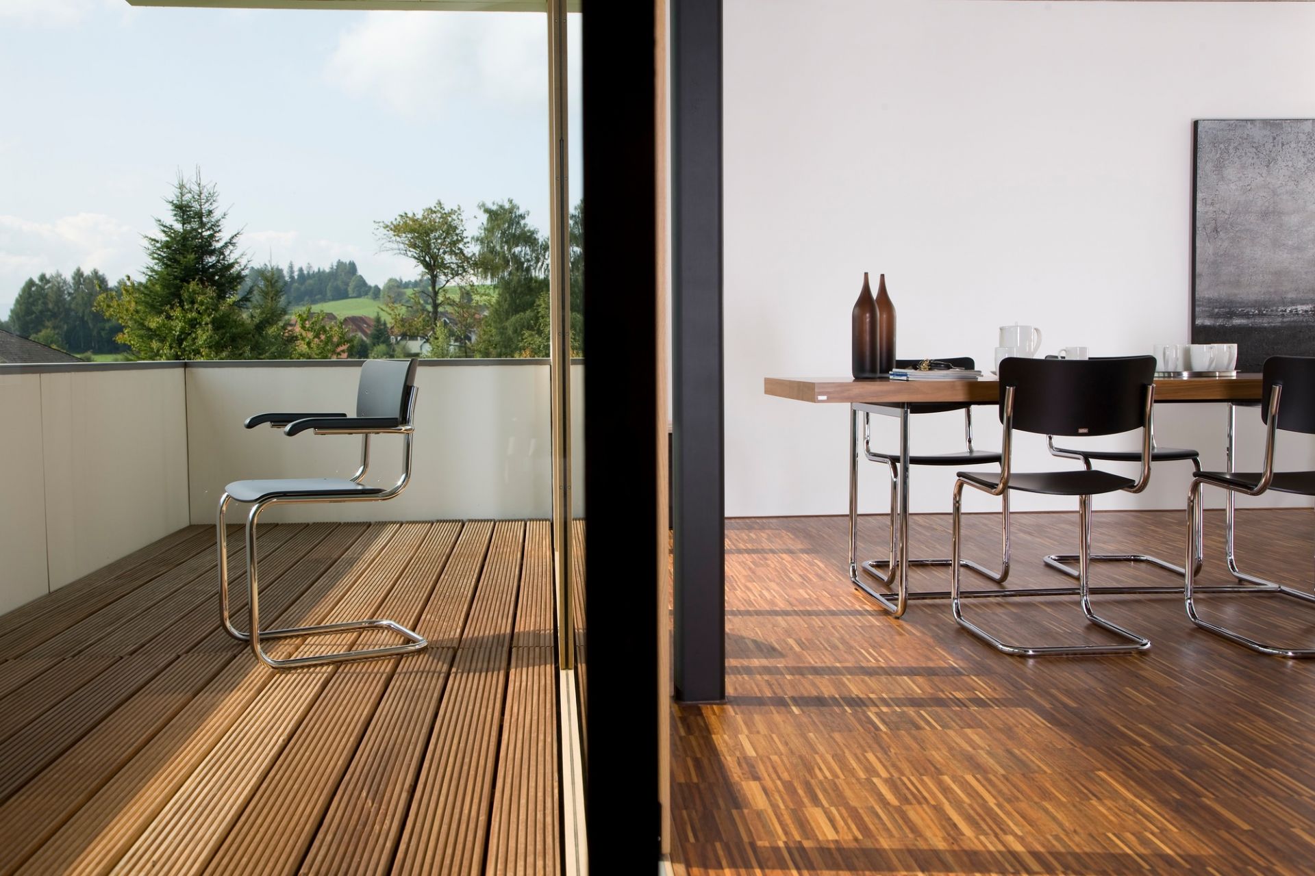 S 43 Freischwinger Stuhl von Thonet mit Stahlrohr und Buche natur auf Terrasse.
