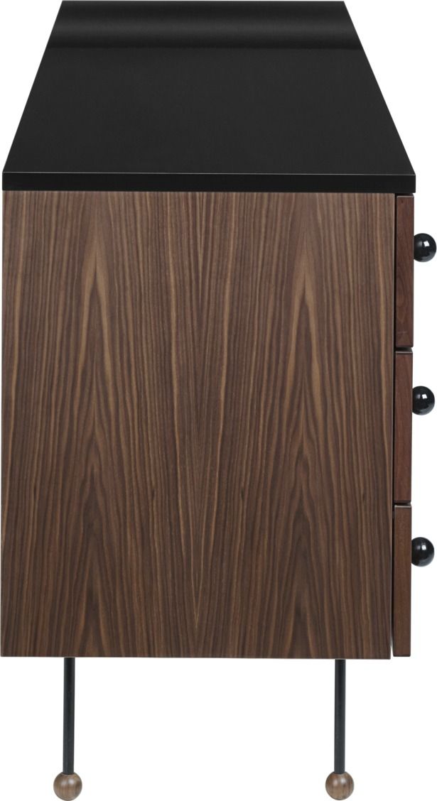 Detailansicht: Gubi Sideboard 62 mit Walnussfurnier, schwarzer Platte und runden Füßen.