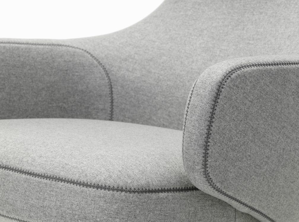 Detailaufnahme des Grand Repos Sessels von Vitra in Kieselstein-Grau mit feinen Ziernähten.