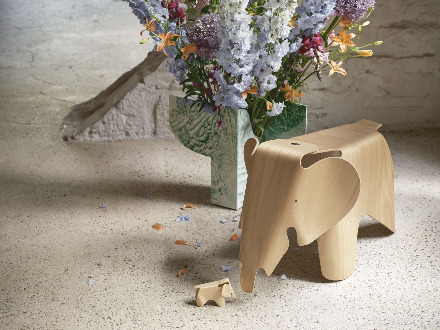 Eames Elephant multiplex kruk Vitra 
