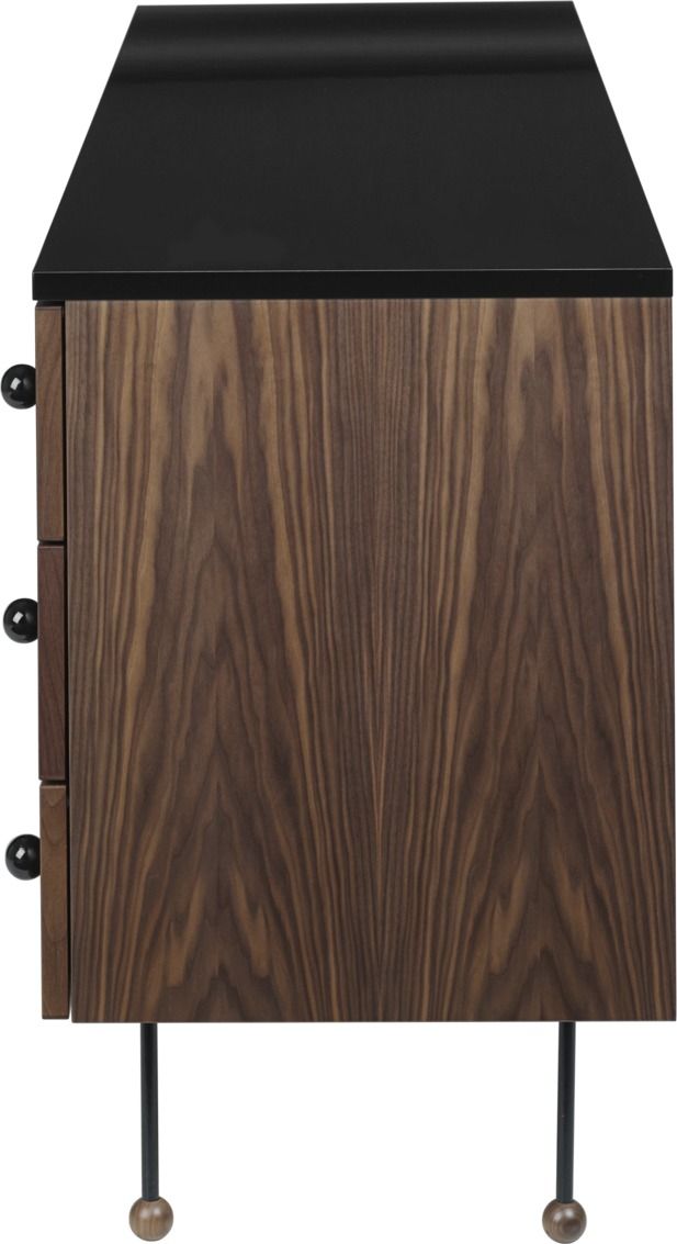Detailansicht: Gubi Sideboard 62 mit Walnuss-Holzfront, schwarzer Platte und filigranen Füßen.