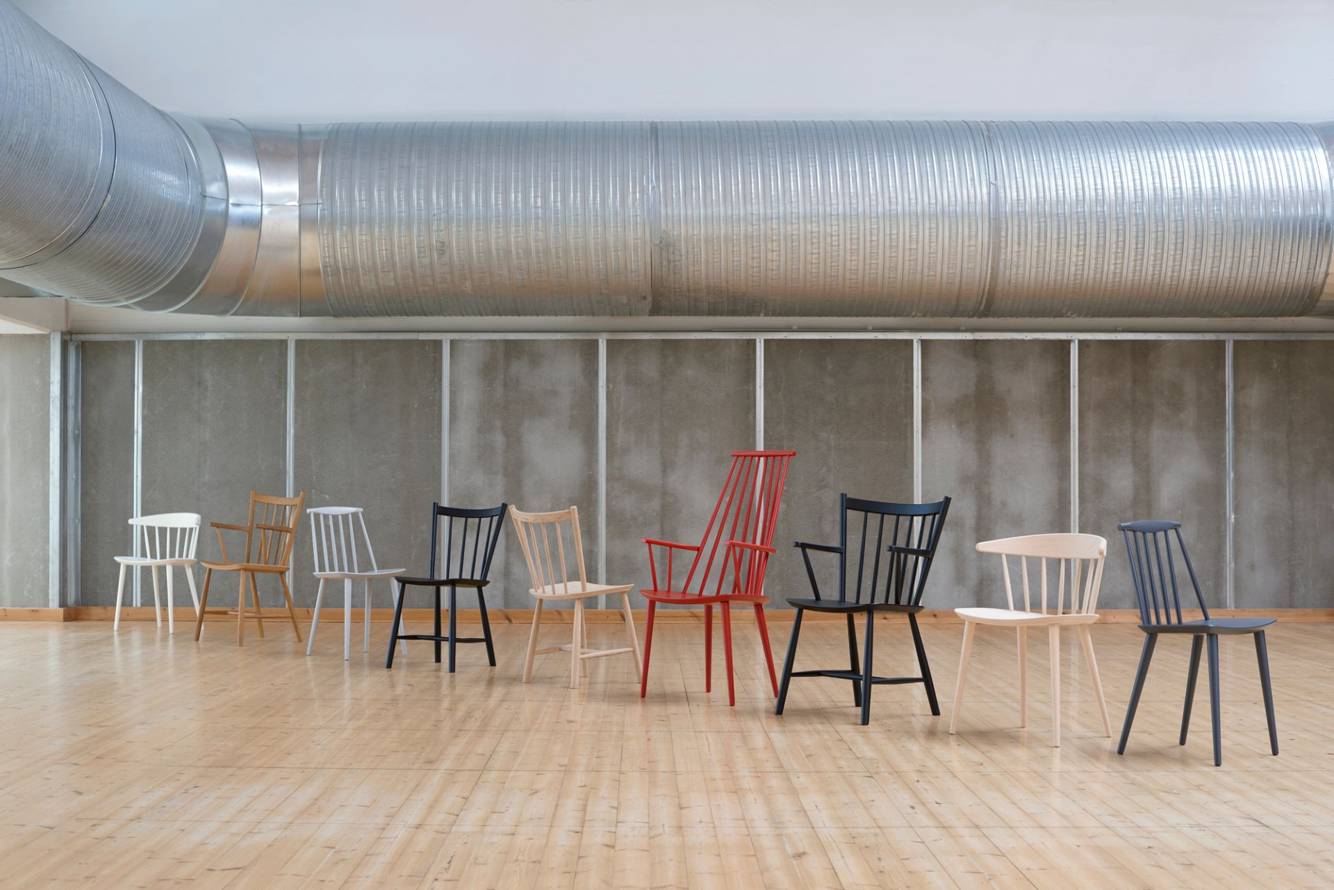 Reihe von Hay J77 Stühlen in verschiedenen Farben, skandinavisches Design, Holzstühle für Esszimmer und Wohnbereich.