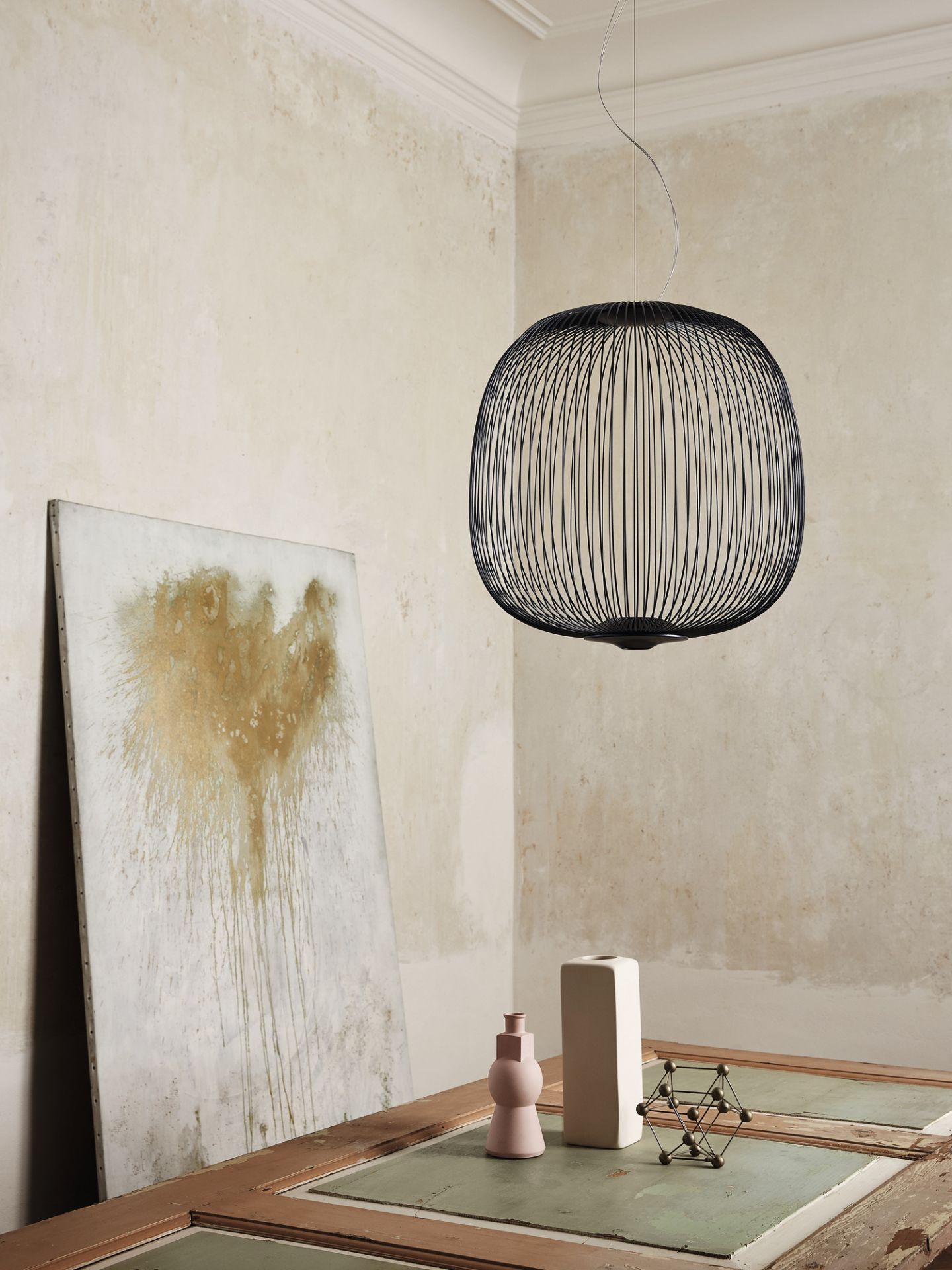 Nahaufnahme der Spokes Pendelleuchte von Foscarini, eine moderne Hängelampe für stilvolle Innenräume.