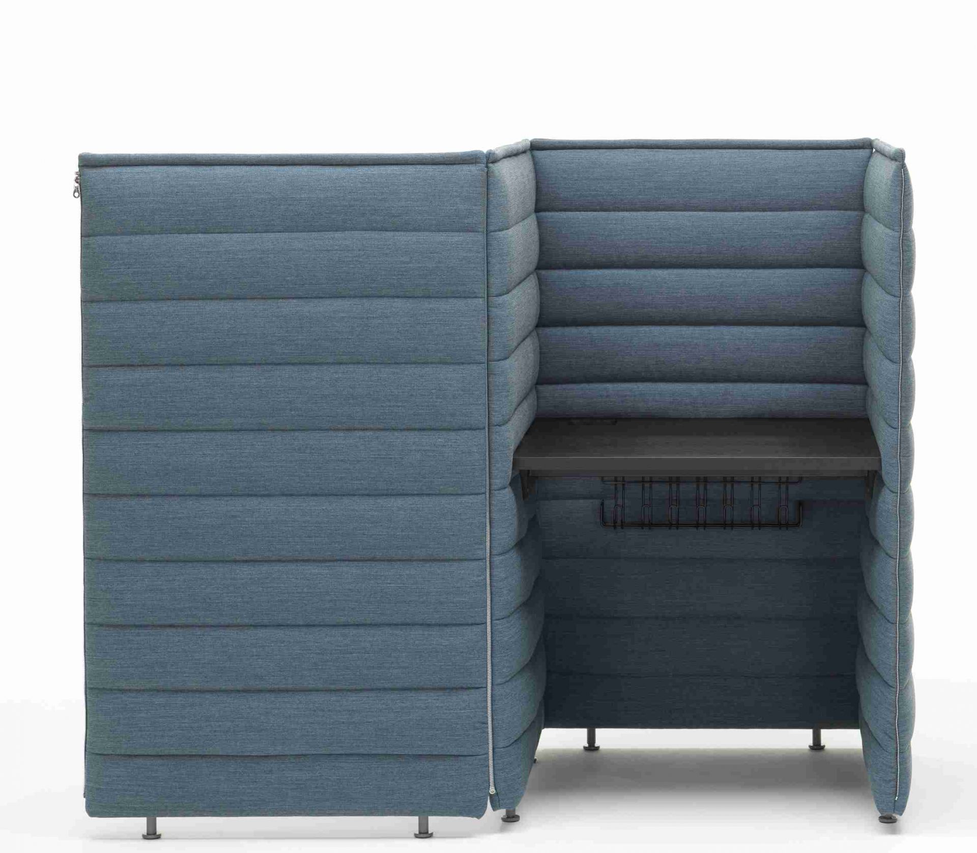Vitra Alcove Plus Desk Small, blauer, gepolsterter Arbeitsplatz mit Schreibtisch und Stauraum für Büro oder Homeoffice.