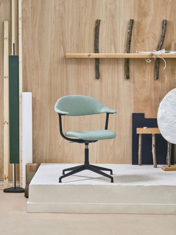 Mynt Bürostuhl mit mintgrüner Polsterung von Vitra, modernes Design für komfortables Sitzen im Büro.