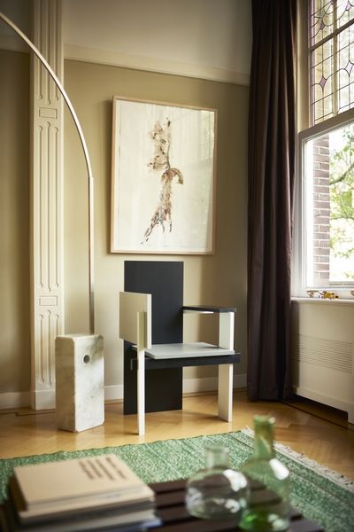 Berlin Stuhl Spectrum: Moderner Designstuhl in Schwarz, Weiß und Grau im stilvollen Wohnraum.