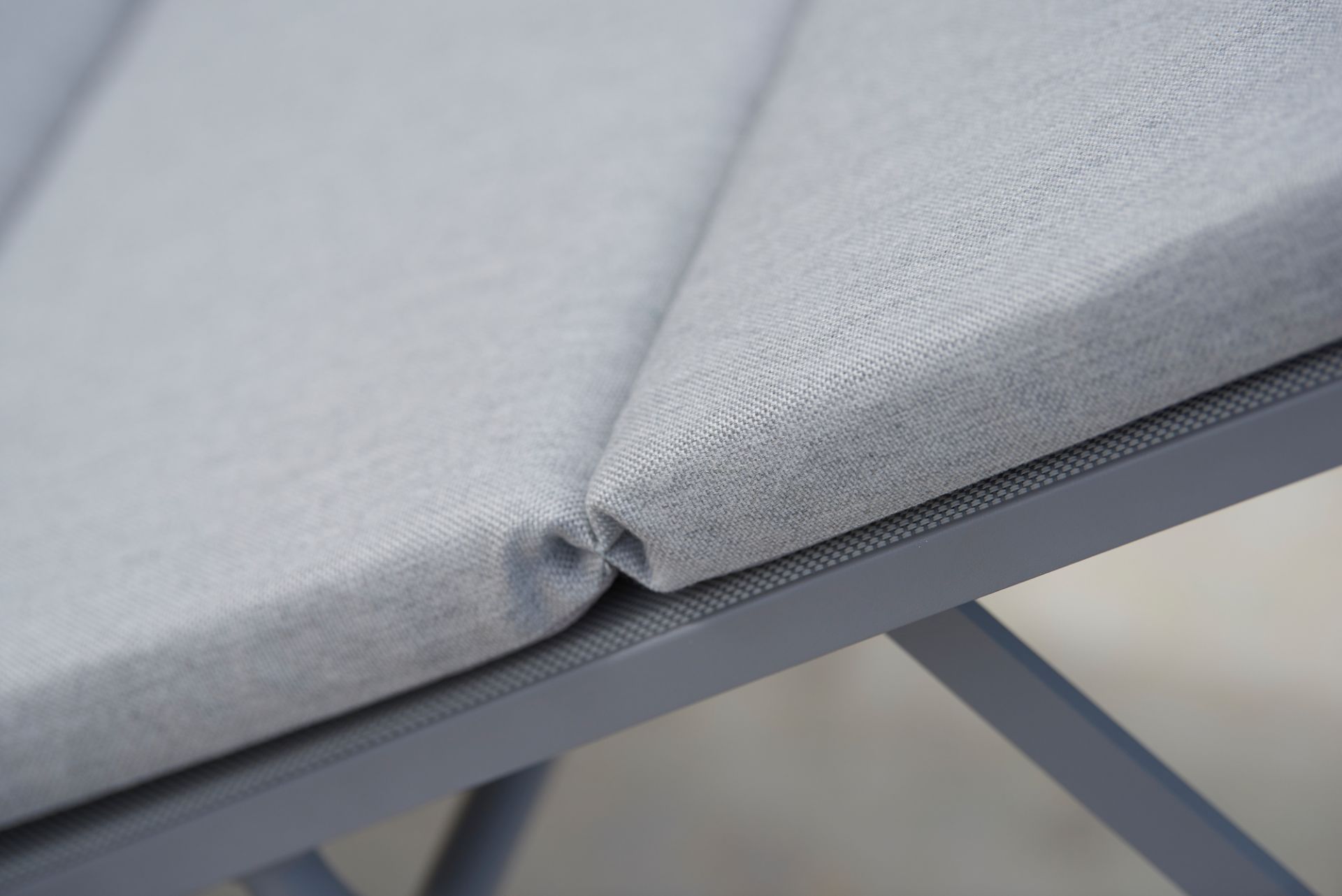 Detailaufnahme: Graues Cane-Line Relax Outdoor Kissen für Sonnenliege, wetterfest und komfortabel.