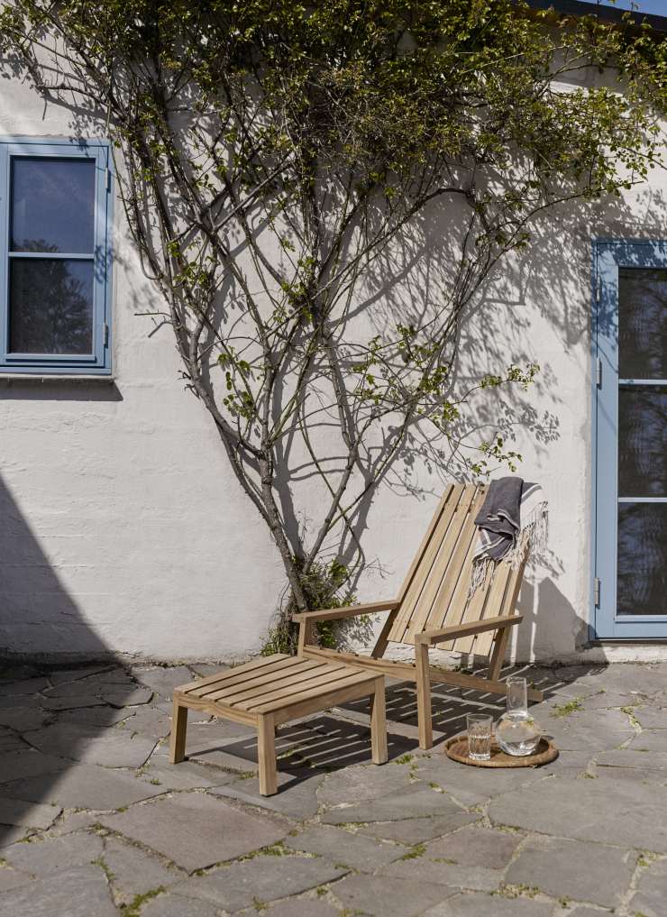 Between Lines Hocker von Skagerak by Fritz Hansen im Außenbereich mit Getränken und Decke.