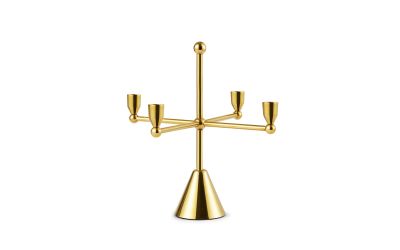 Goldener Pirouette Kerzenhalter von Normann Copenhagen mit vier Armen für Stabkerzen. Dekorative Tischdekoration.