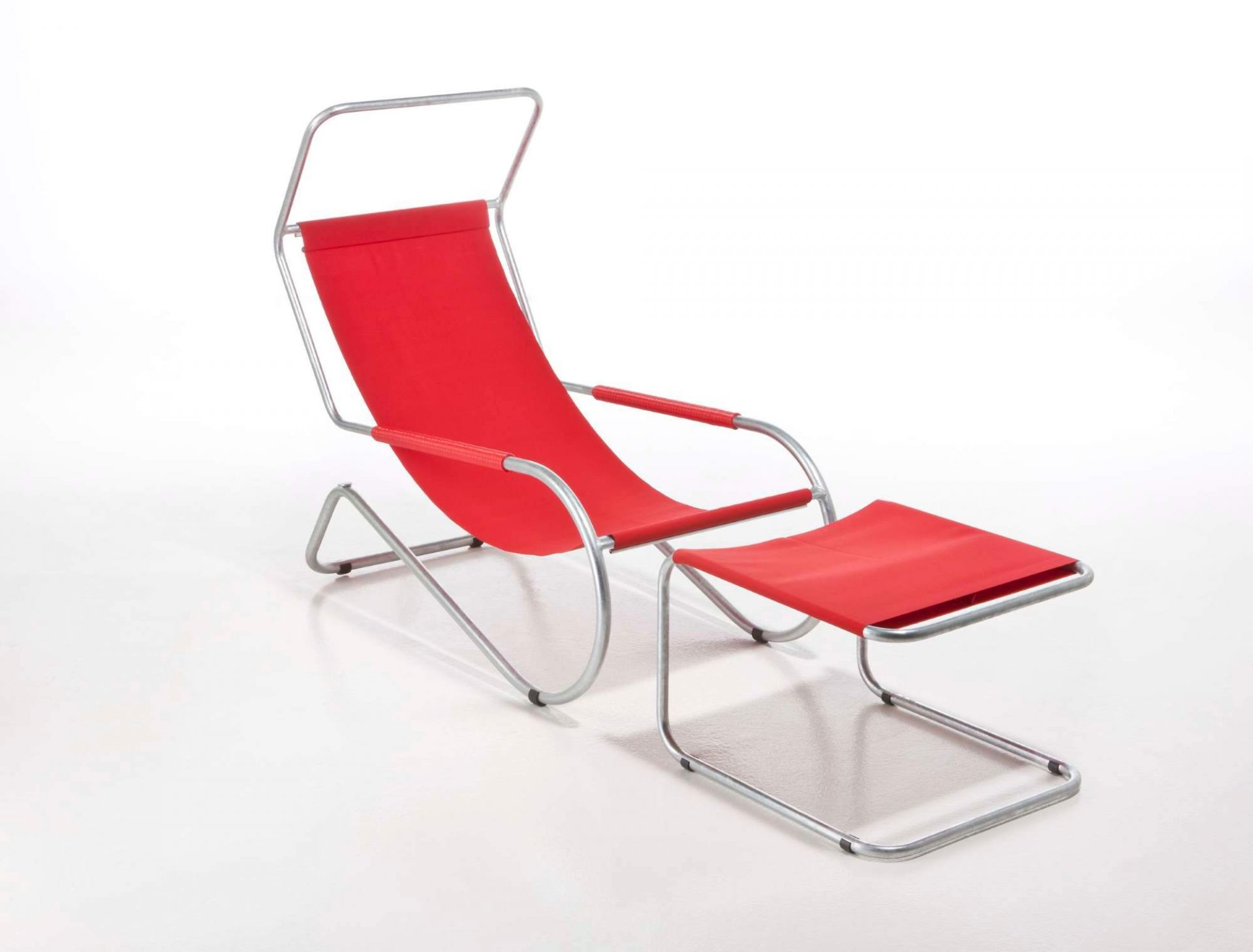 Rote Lido Liege mit Fußhocker, modernes Design mit Stahlrohrgestell und Stoffbezug.