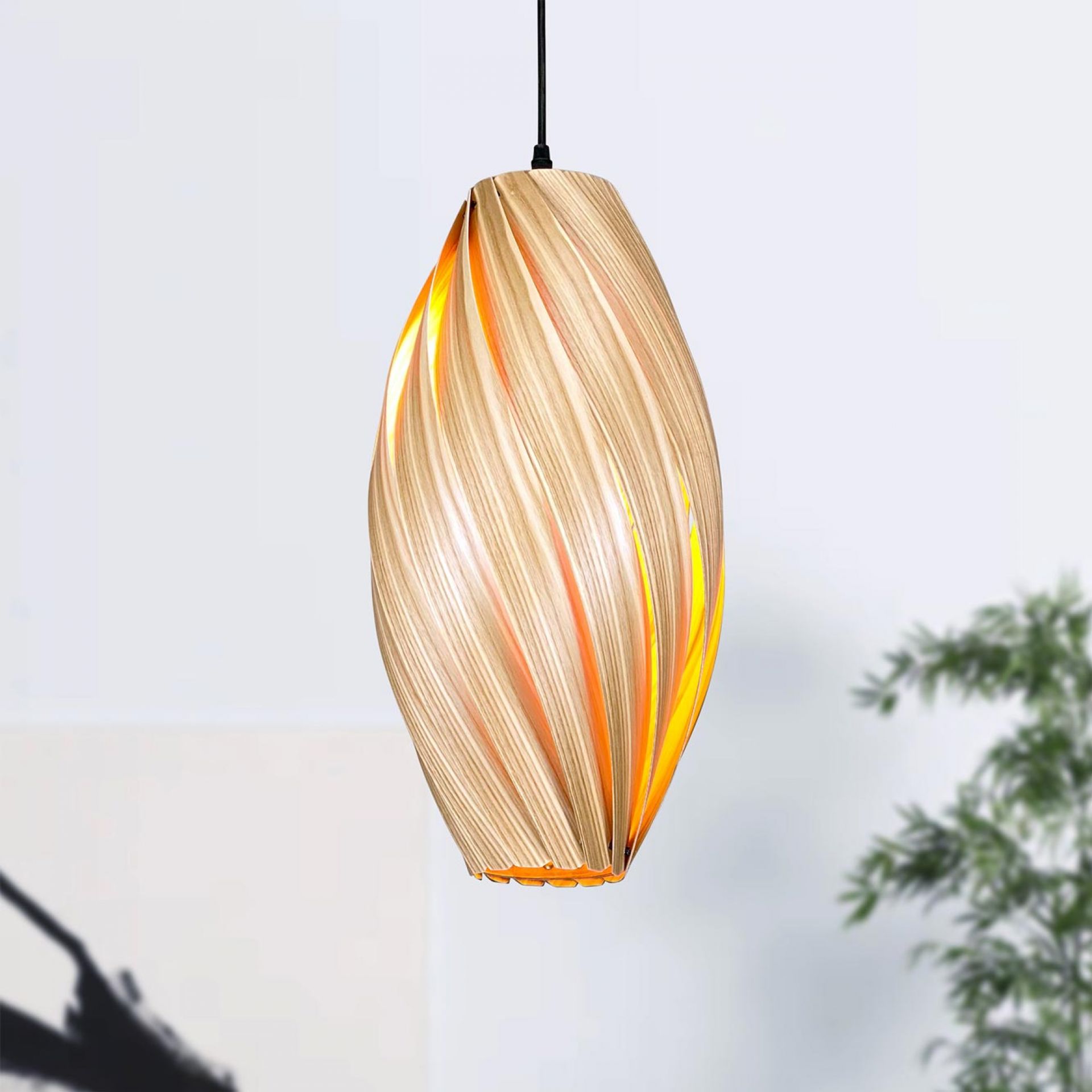 Ardére Hängeleuchte aus Olivesche: Längliche Pendelleuchte mit gedrehtem Holzdesign für stimmungsvolle Beleuchtung.