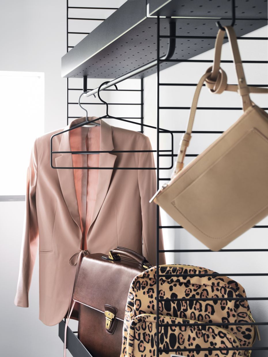 Metallregal mit Kleidung und Taschen, aufgehängt an Einzelteil Haken für String Furniture Regalsystem.