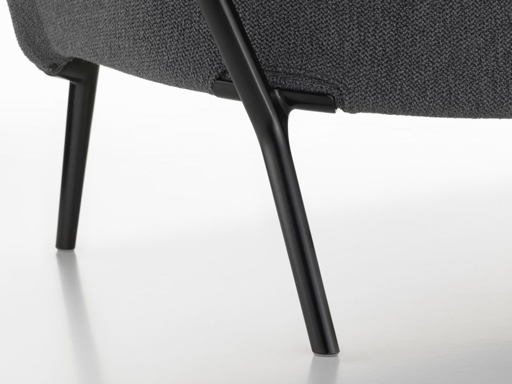 Detailaufnahme vom Slow Sofa mit Stoffbezug und schwarzen Metallbeinen von Vitra.