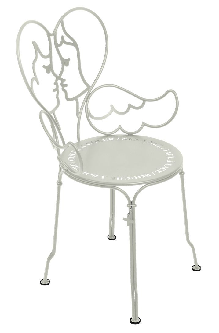 Ange Stuhl Outdoor von Fermob, hellgrauer Metallstuhl mit Herz- und Flügeldesign, Gartenmöbel für den Außenbereich.