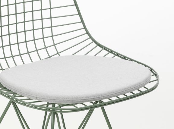 Nahaufnahme eines Vitra Stuhls mit Soft Seats Sitzkissen in Pebble Grey für Innen- und Außenbereich.