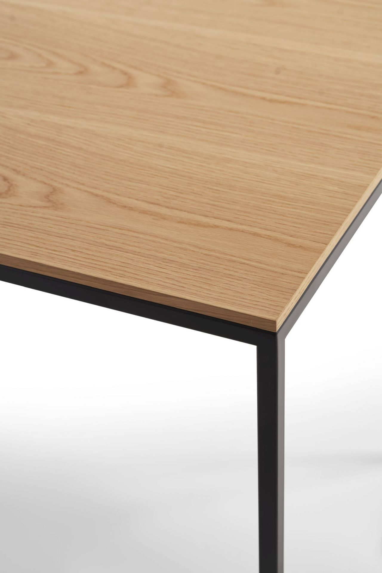 Detailaufnahme: Macis Schreibtisch mit Eichenplatte und schwarzem Metallgestell. Moderner Bürotisch für Arbeitszimmer.