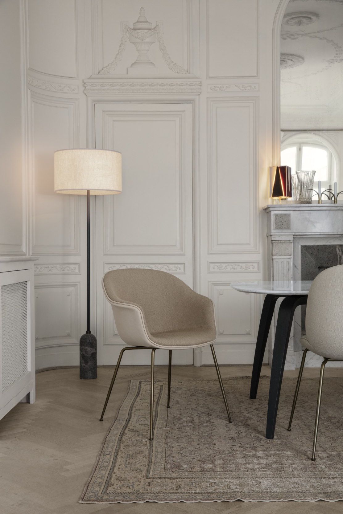 Gravity Stehleuchte von Gubi mit Canvas Schirm und schwarzem Marmorfuß in elegantem Interieur.