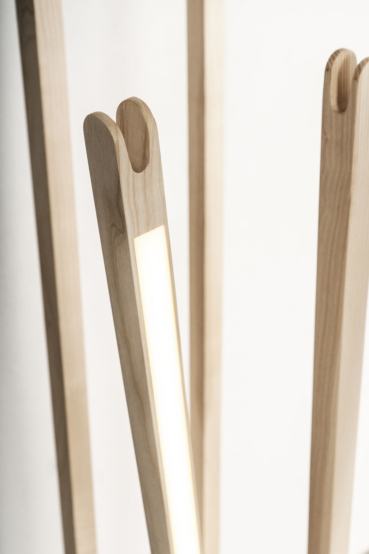 Detailaufnahme der Pin Light Leuchte von Nils Holger Moormann, eine moderne Holzleuchte mit integriertem Lichtelement.