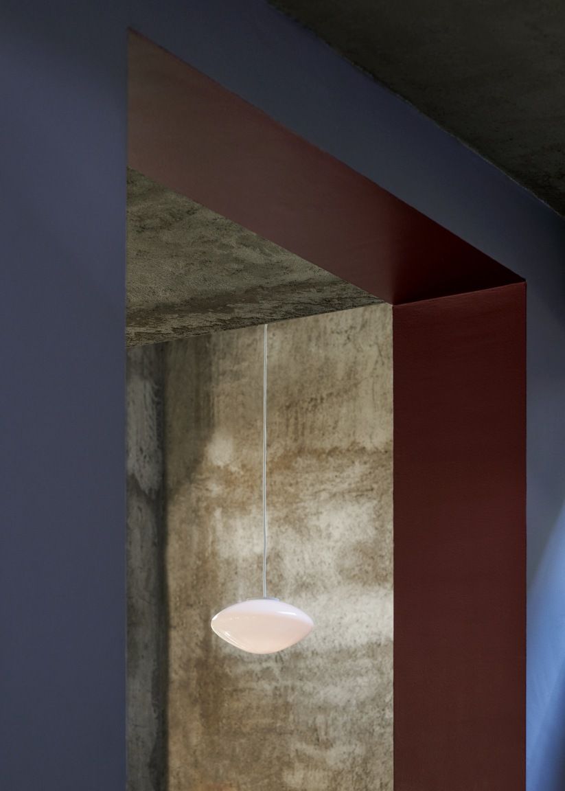 Nahaufnahme der AndTradition Mist Pendelleuchte AP15 / AP16 aus Opalglas, modernes skandinavisches Design.