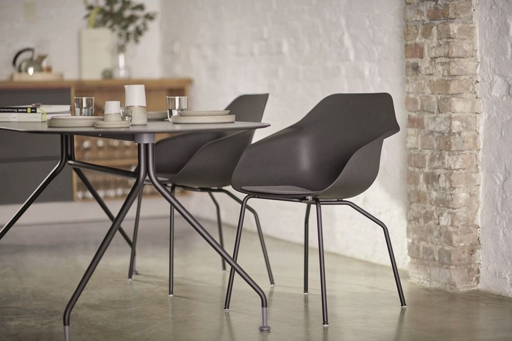 Yonda Universalstuhl von Wilkhahn, Vierfußstuhl mit schwarzem Metallgestell und grauer Sitzschale im modernen Esszimmer.