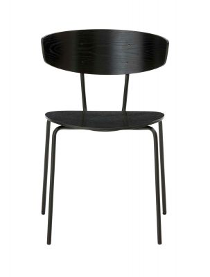 Schwarzer Herman Chair Stuhl von Ferm Living mit Holz-Sitzfläche und filigranem Metallgestell.