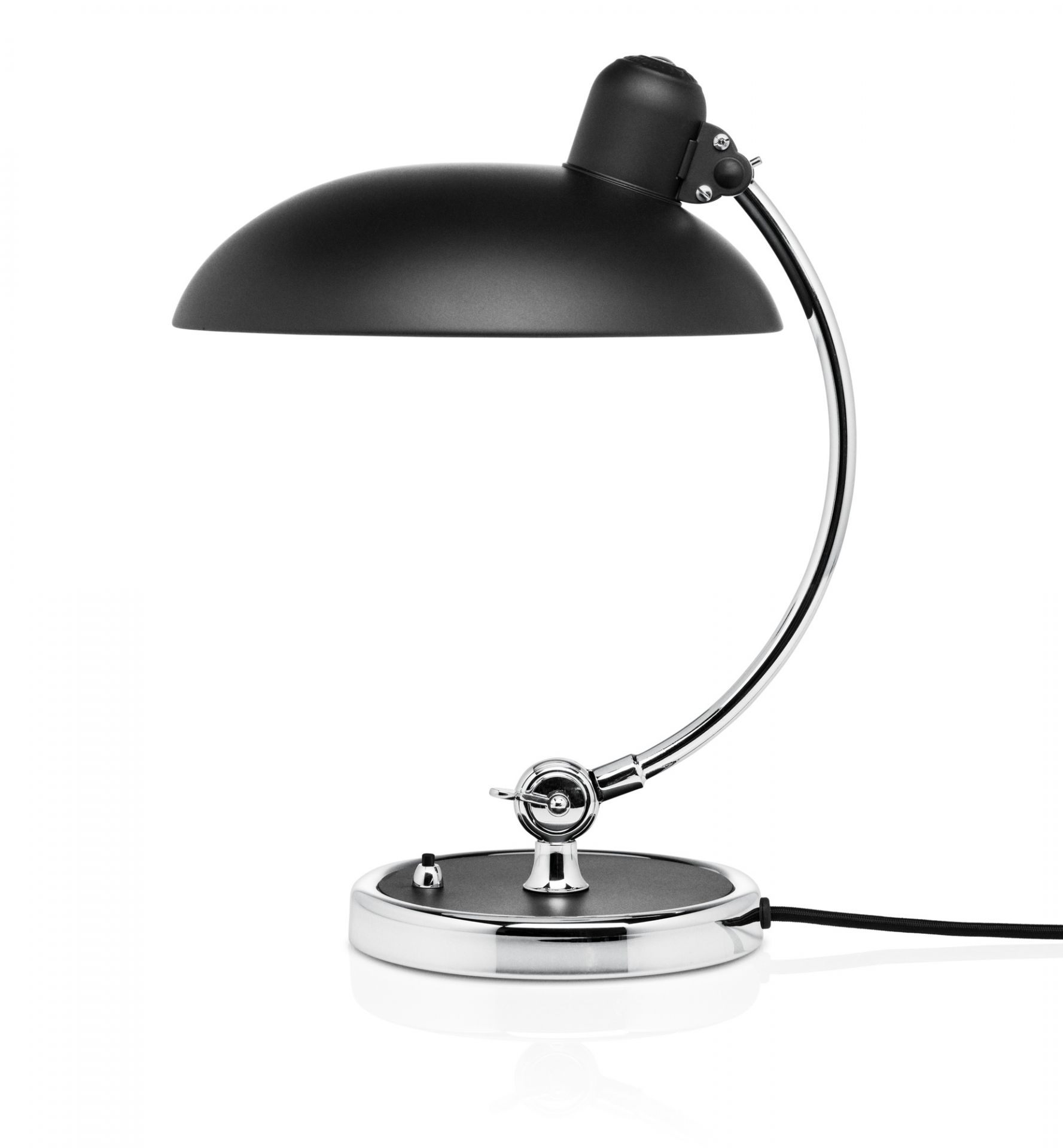 Schwarze KAISER idell Tischleuchte 6631 T von Fritz Hansen mit Chromgestell. Designklassiker.