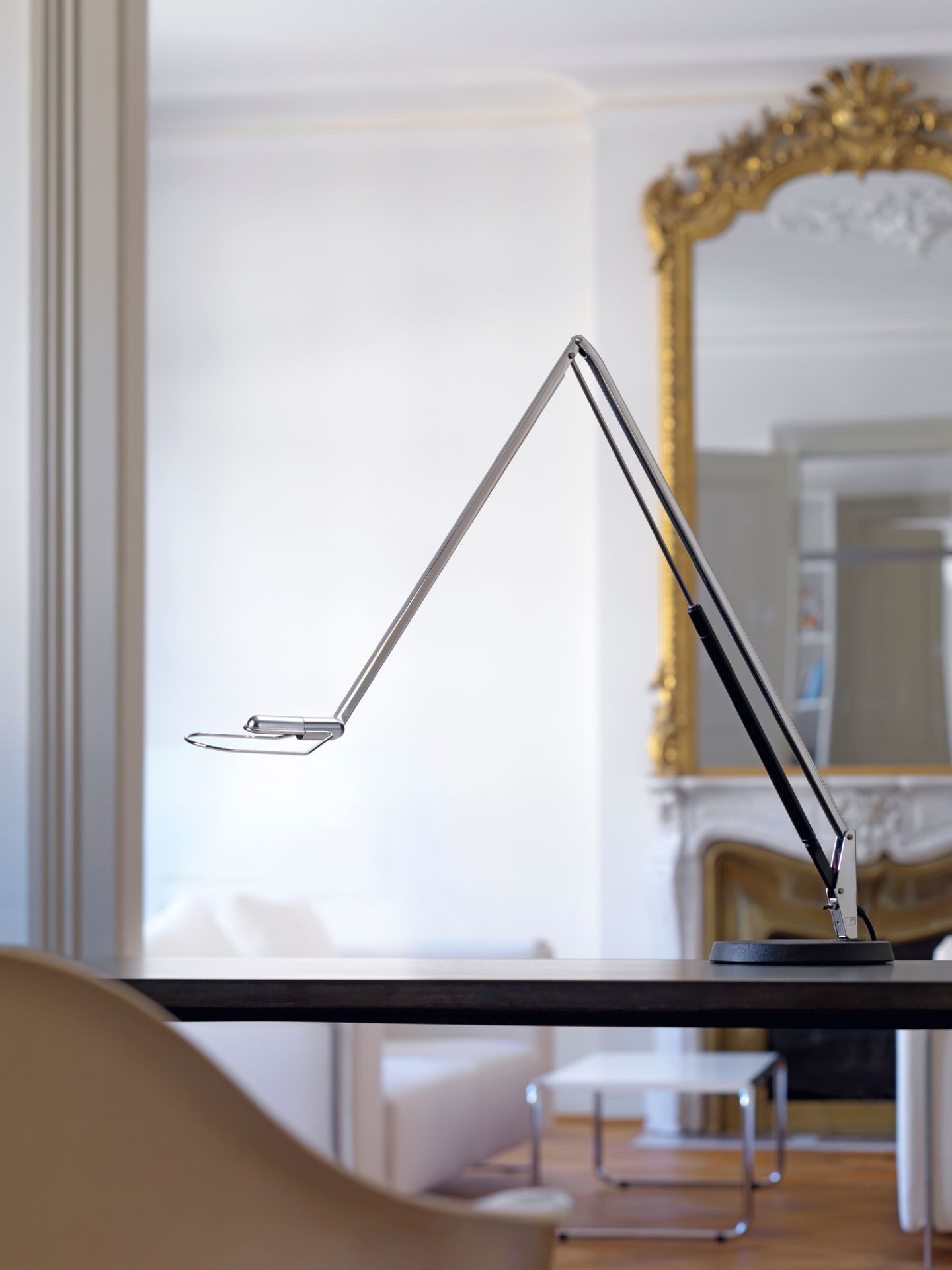 Nahaufnahme der Belux Lifto LED Tischleuchte, dimmbar, in einem eleganten Wohnraum.
