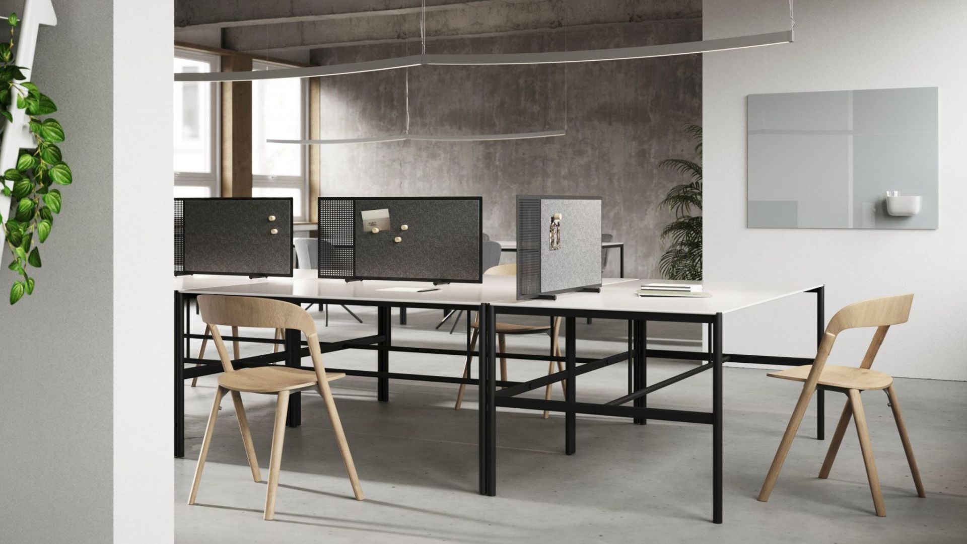 Büro mit Chat Board Classic Glastafel, Schreibtischen, Trennwänden und Stühlen, ideal für moderne Arbeitsumgebungen.