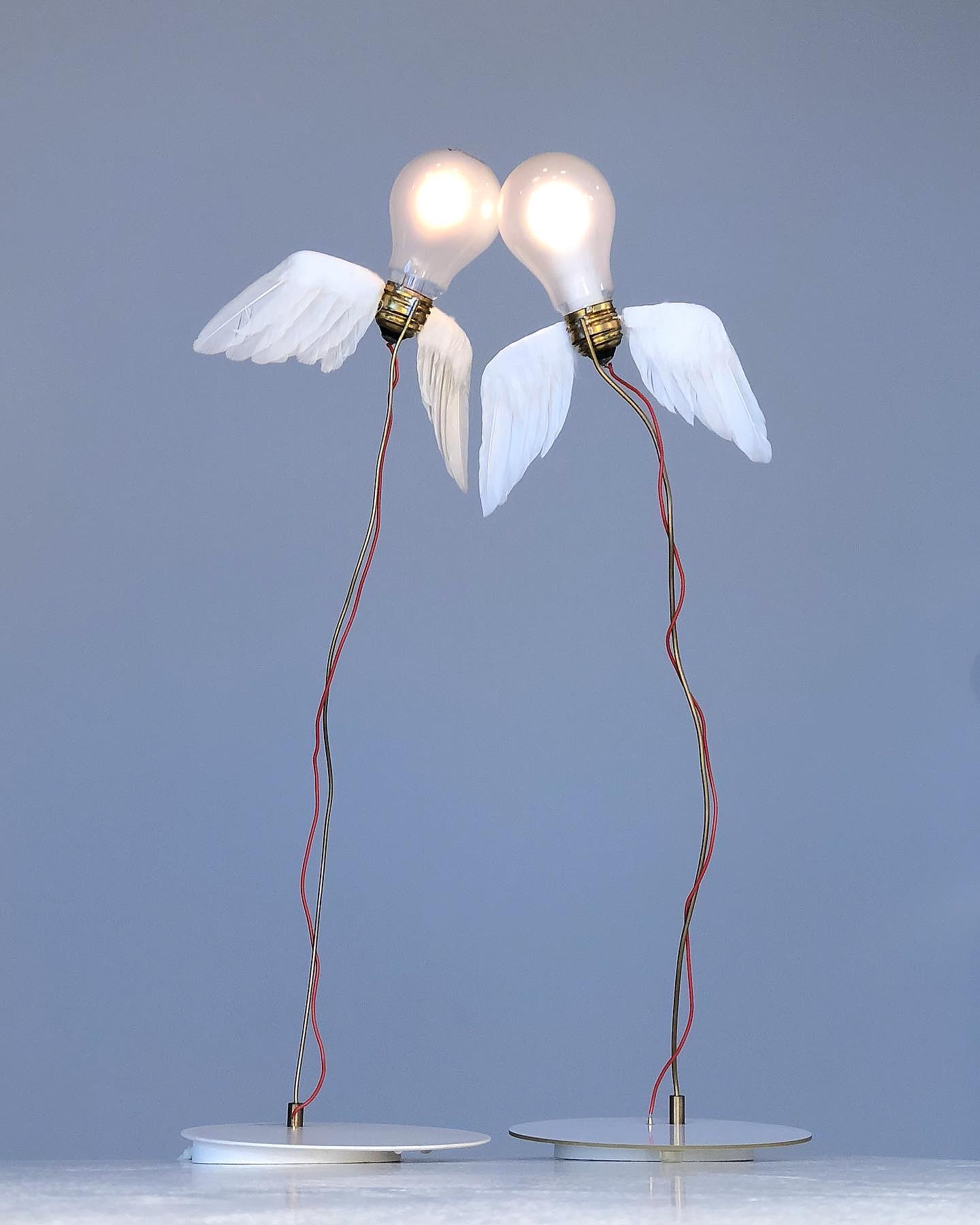 Zwei dekorative Glühbirnen-Tischlampen mit Flügeln, moderne Beleuchtung für Wohnzimmer und Schlafzimmer, kreatives Design.