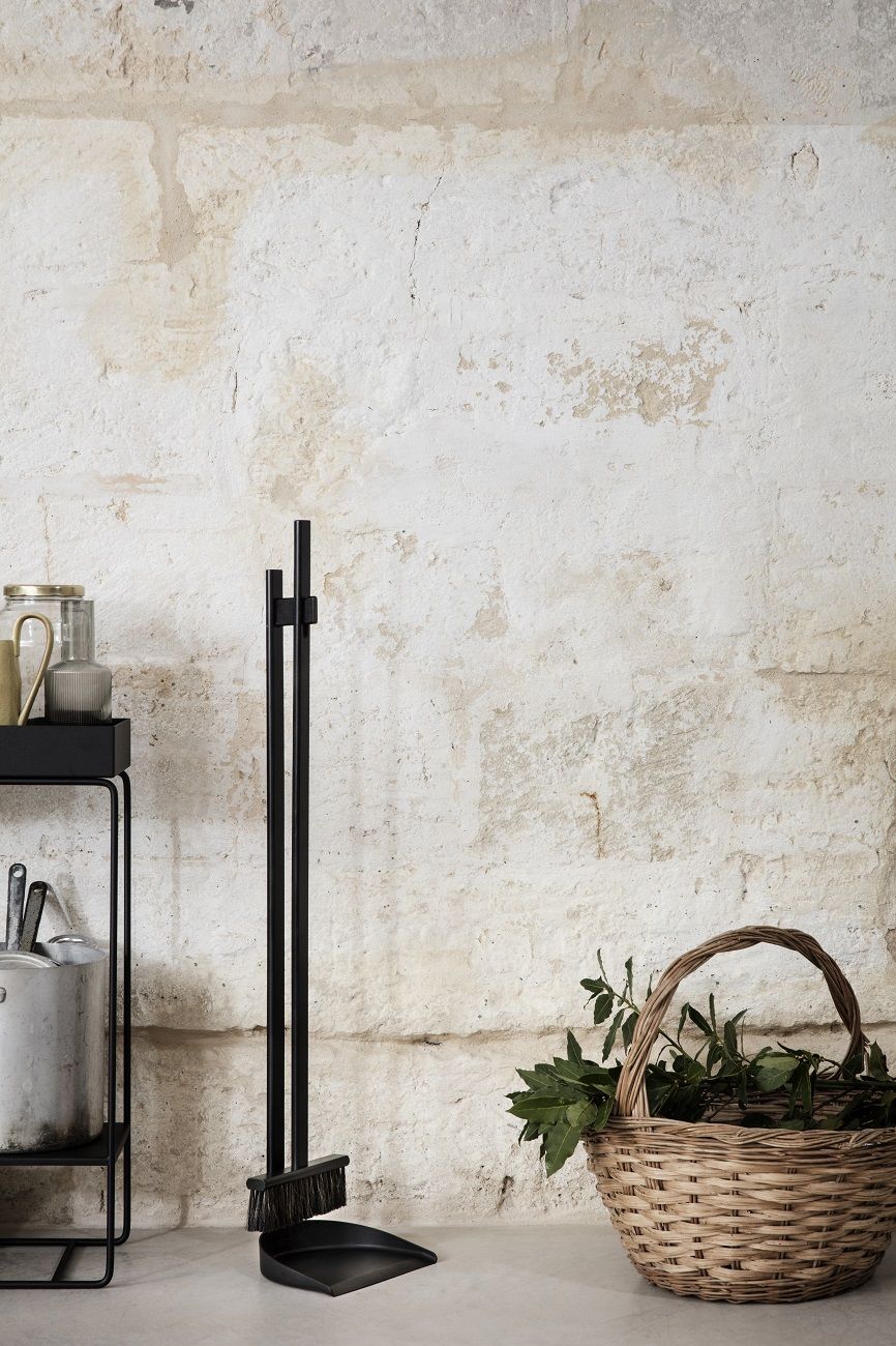 Ferm Living Plant Box Two-Tier mit Korb, Kehrgarnitur und Küchenutensilien vor einer weißen Wand.