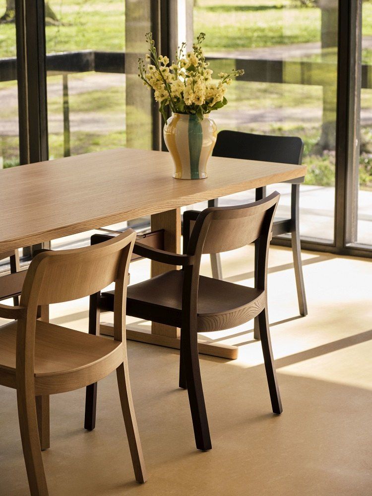 Nahaufnahme von Hay Pastis Chair Stühlen in Walnuß und Esche an einem Holztisch.