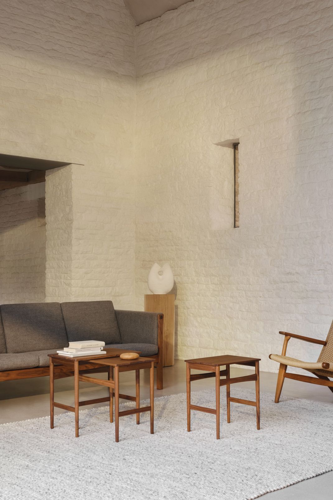 CH004 Carl Hansen & Søn Beistelltische 3er Set aus Holz im modernen Wohnzimmer.