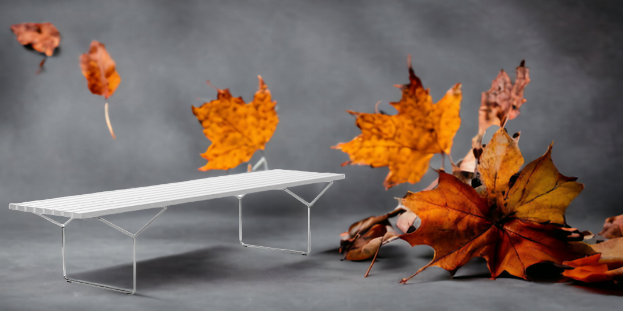 Weiße Bertoia Bank von Knoll International für drinnen und draußen, mit Herbstlaub dekoriert.