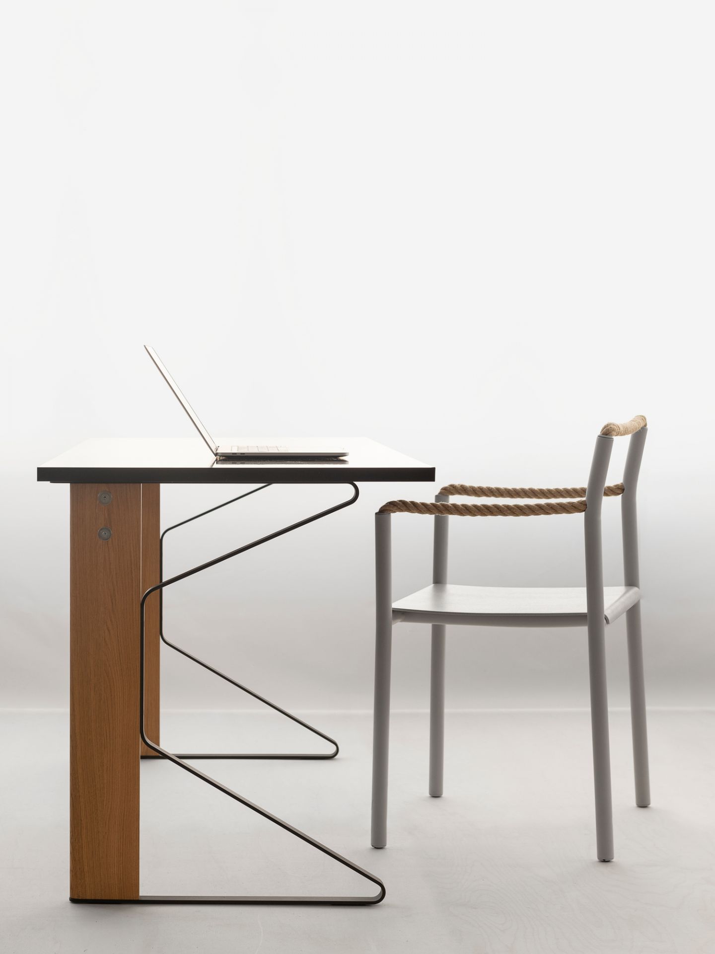 Artek Rope Chair Stuhl neben einem Schreibtisch mit Laptop, modernes Designmöbel.
