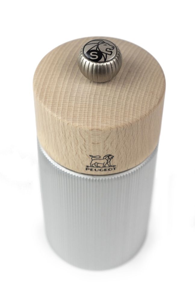 Peugeot Line Salzmühle, 12 cm hoch, aus Aluminium und Naturholz, mit Peugeot-Logo auf dem Korpus.