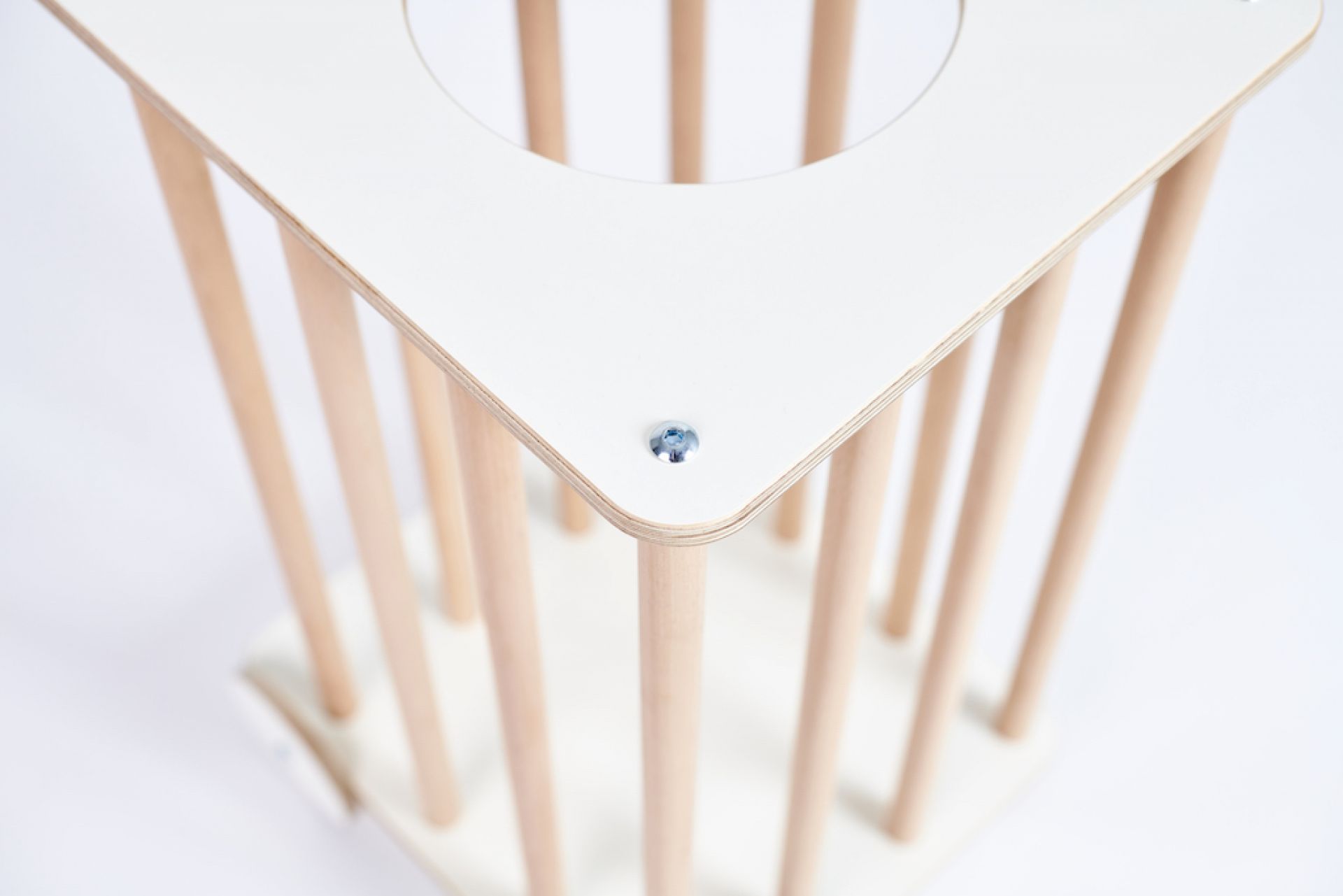 Detailaufnahme des Tojo Kids Zoo Plüschtierkarrens: Weißes Holz mit hellen Holzstäben, ideal für Kinderzimmer.