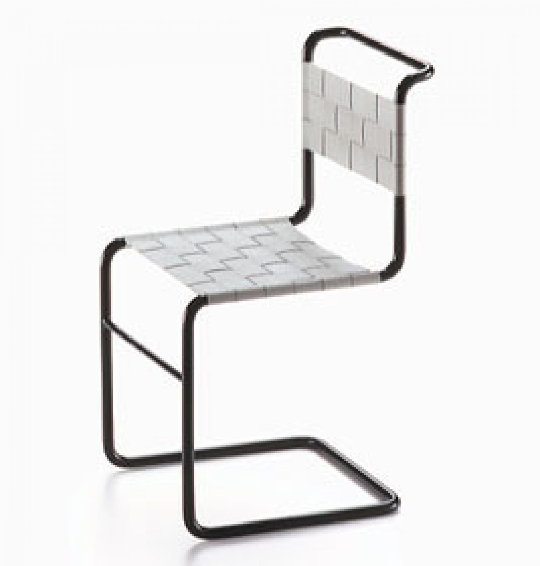 Stuhl W1 Miniatur: Schwarzes Stahlrohrgestell mit gewebter, heller Sitzfläche und Rückenlehne. Designklassiker Möbel.