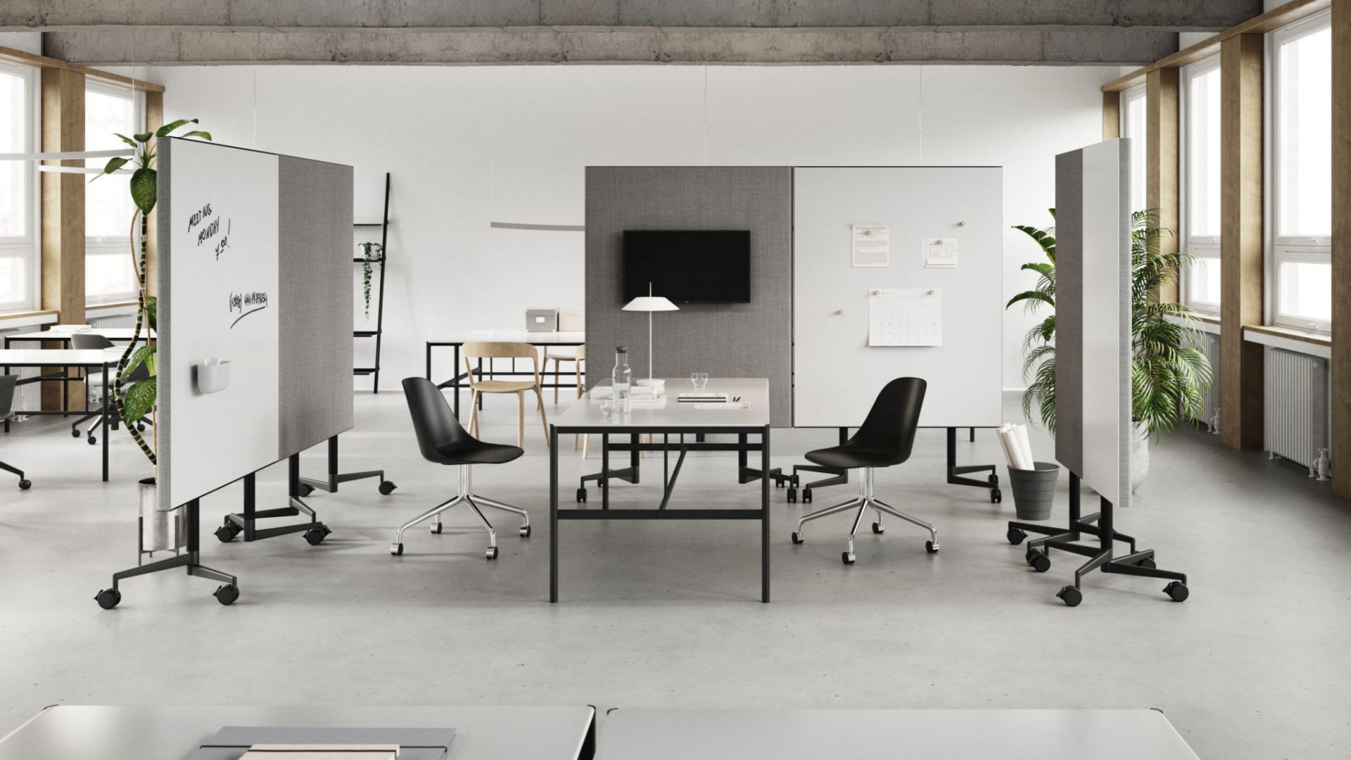 Büro mit mehreren Chat Board Move Acoustic Stellwänden, Tischen, Stühlen und Pflanzen für moderne Arbeitsumgebung.